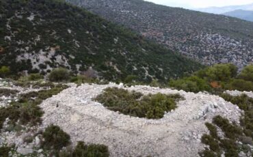 Mount Escouve: Το άγνωστο κάστρο που προστάτευε κατά τον Μεσαίωνα τον δρόμο Κόρινθος-Άργος-Ναύπλιο