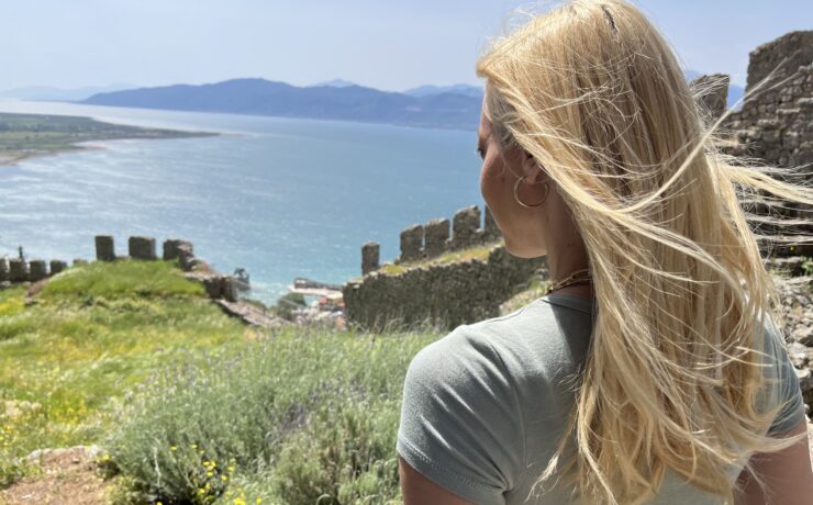 Ναύπακτος: Το travelgirl στο ενετικό λιμάνι με την υπέροχη καστροπολιτεία