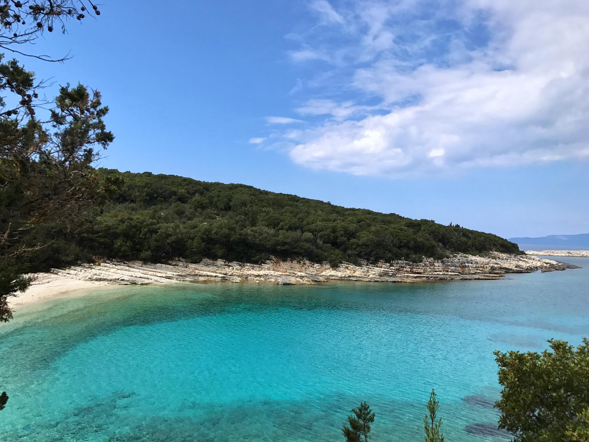 Έμπλυση: Σε αυτή την μαγευτική παραλία του Ιονίου η μάσκα είναι περιττή!