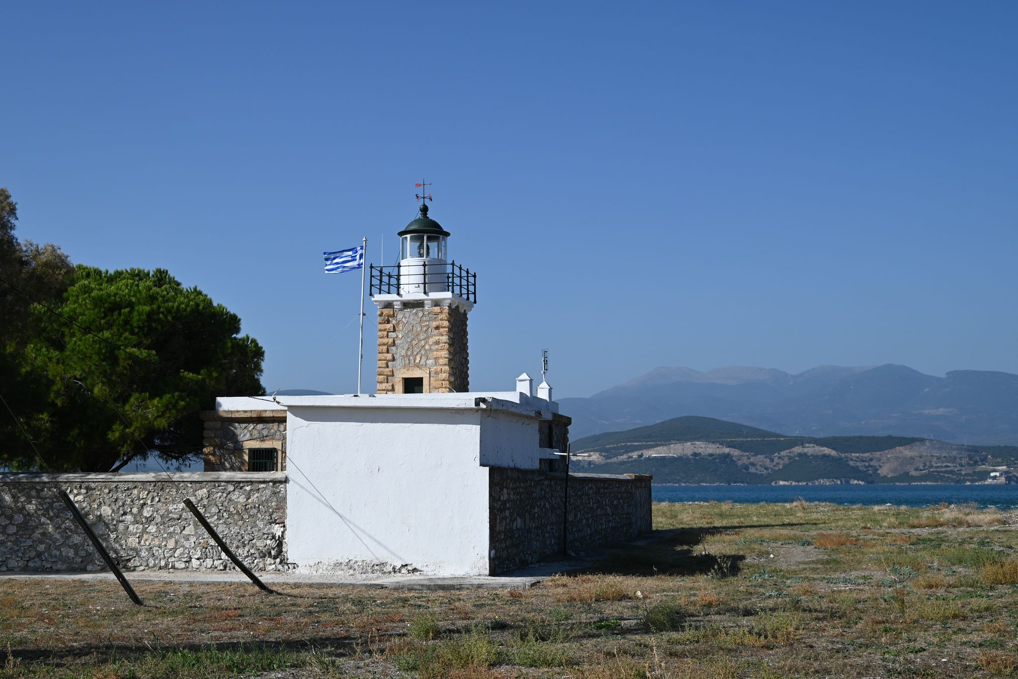 Φάρος Βασιλίνας: Ένας φρουρός στην είσοδο του Μαλιακού