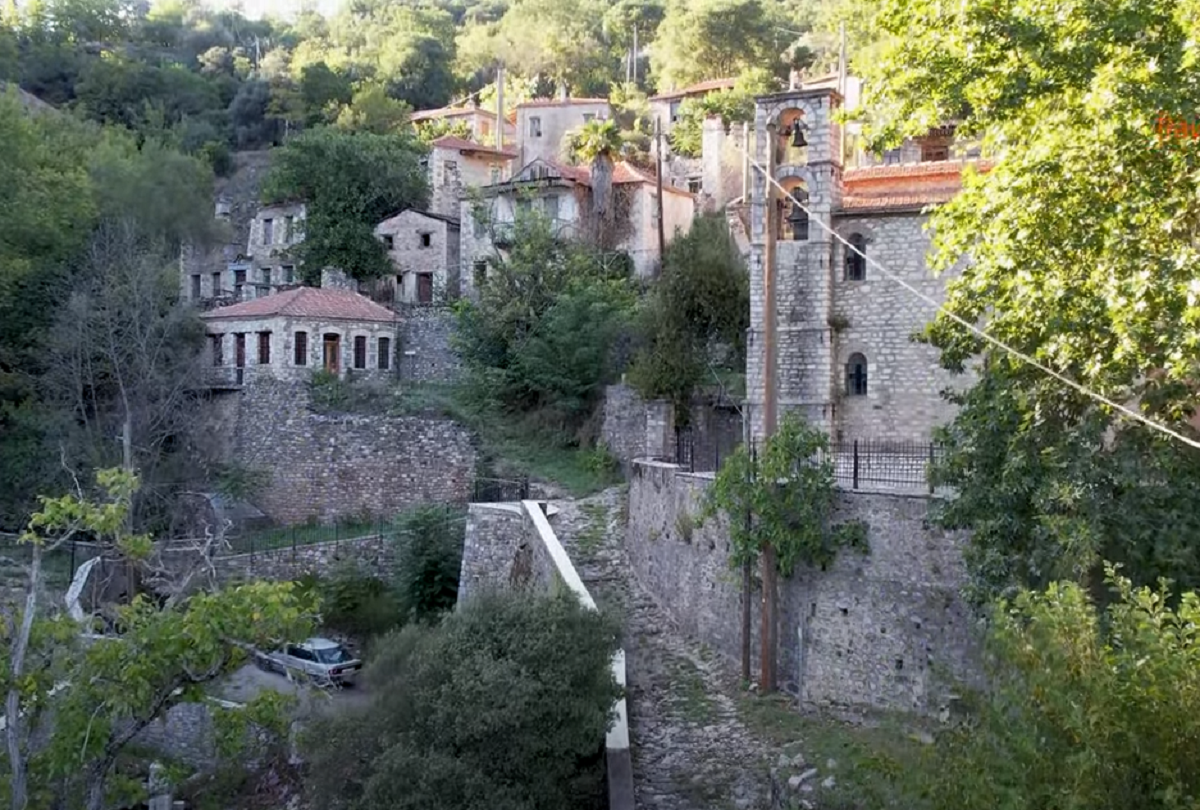 Παλαιά Βίνιανη: Το ιστορικό χωριό των Αγράφων που αναπαύεται στα απομεινάρια του παρελθόντος