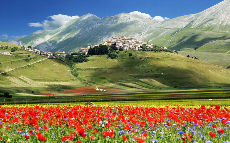 Castelluccio: Ταξίδι στο πολύχρωμο μεσαιωνικό χωριό της Ιταλίας με τα χιλιάδες λουλούδια!
