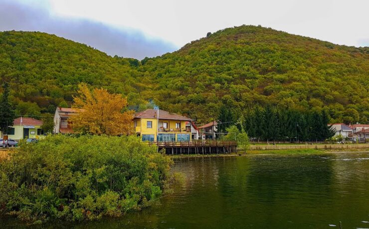 Μικρολίμνη: Ανακαλύψτε την απόλυτη ηρεμία σε ένα "άγνωστο" παραλίμνιο χωριό της Ελλάδας