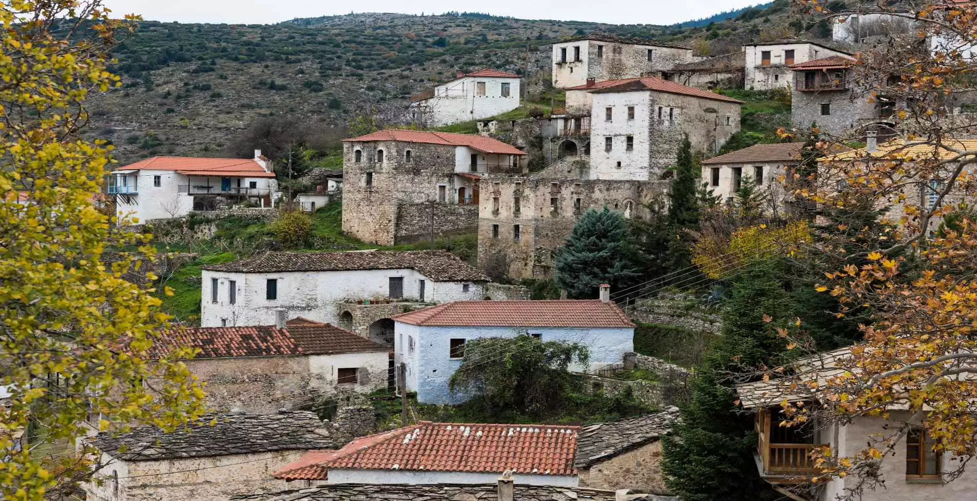 Πραστός: Ταξίδι στο γραφικό χωριό της Αρκαδίας με τα μεσαιωνικά πυργόσπιτα