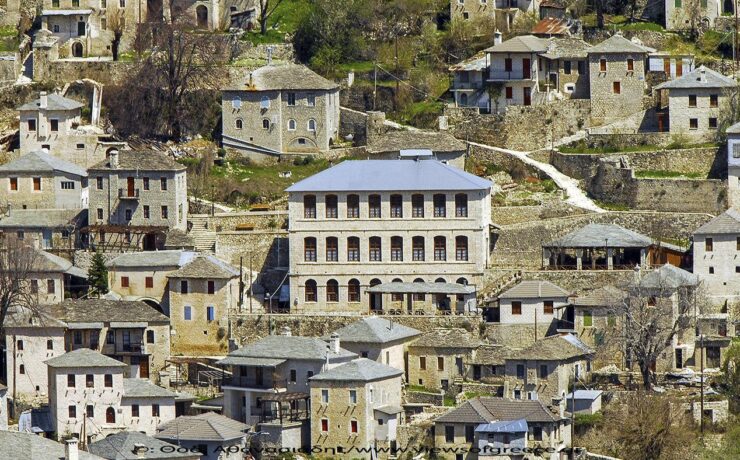 Συρράκο: Ταξίδι στο χωριό των Ιωαννίνων με τα πέτρινα γεφύρια και τα μοναδικά καλντερίμια