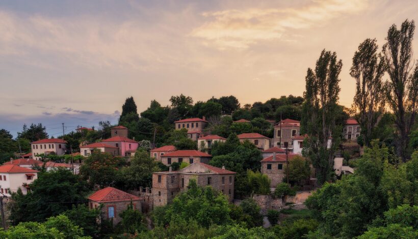 Λαύκος: Ταξίδι στο πετρόχτιστο χωριό του Πηλίου με τα εντυπωσιακά αρχοντικά