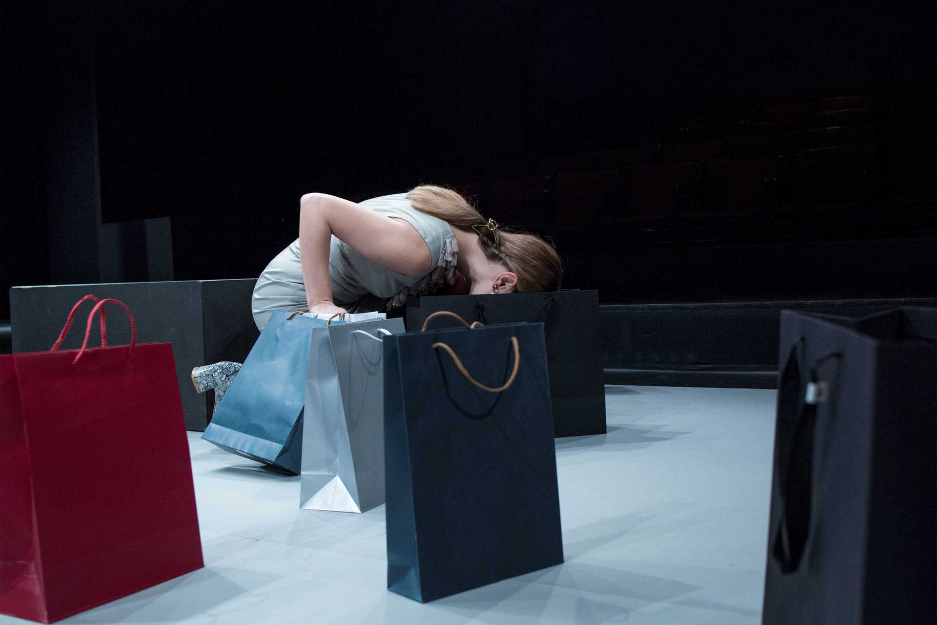 Θέατρο Τέχνης: 4 τελευταίες παραστάσεις για το "Love and Money" σε σκηνοθεσία Σοφίας Μαραθάκη