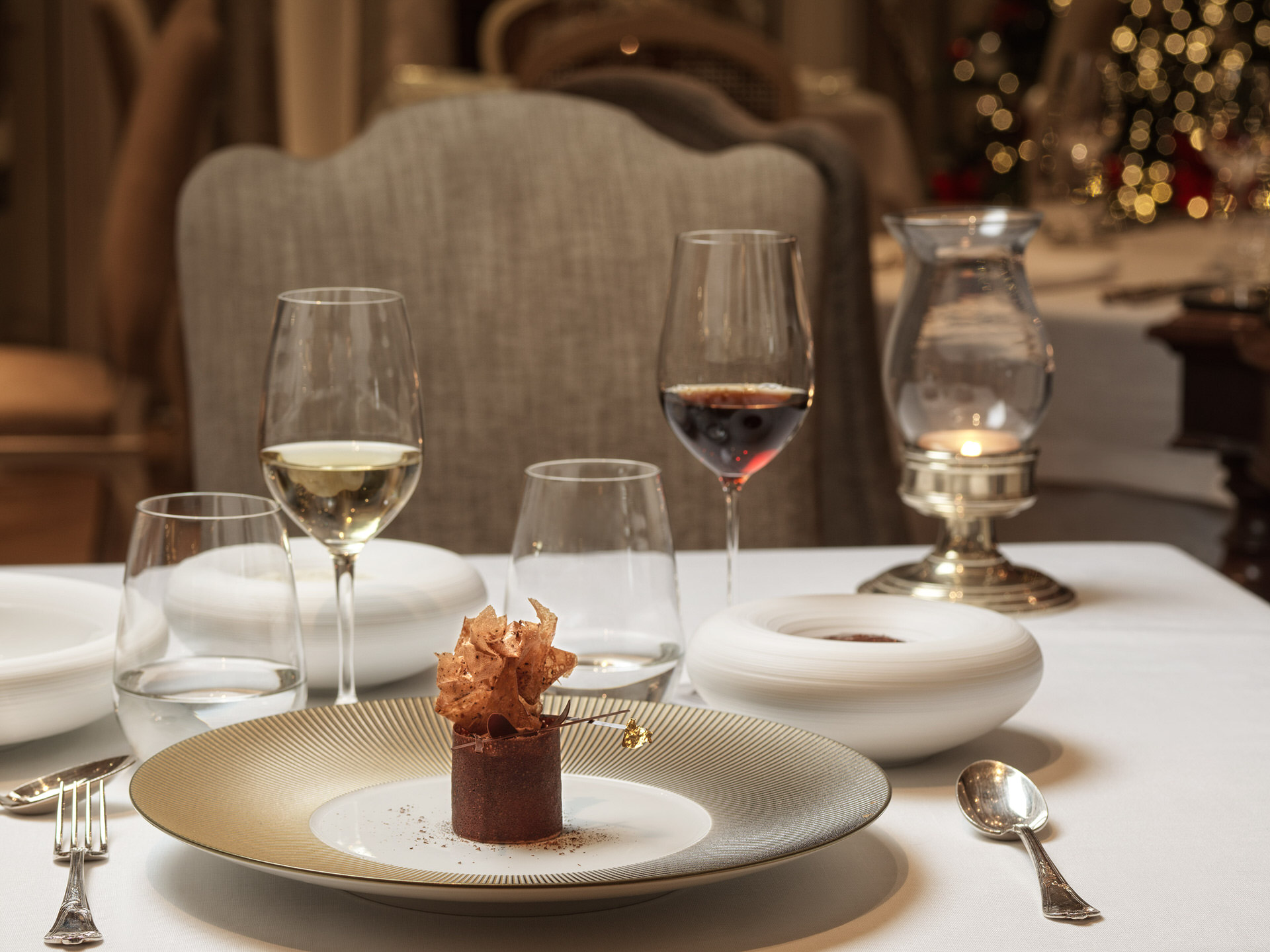 Το Tudor Hall Restaurant στο ξενοδοχείο King George απέκτησε το πρώτο αστέρι Michelin