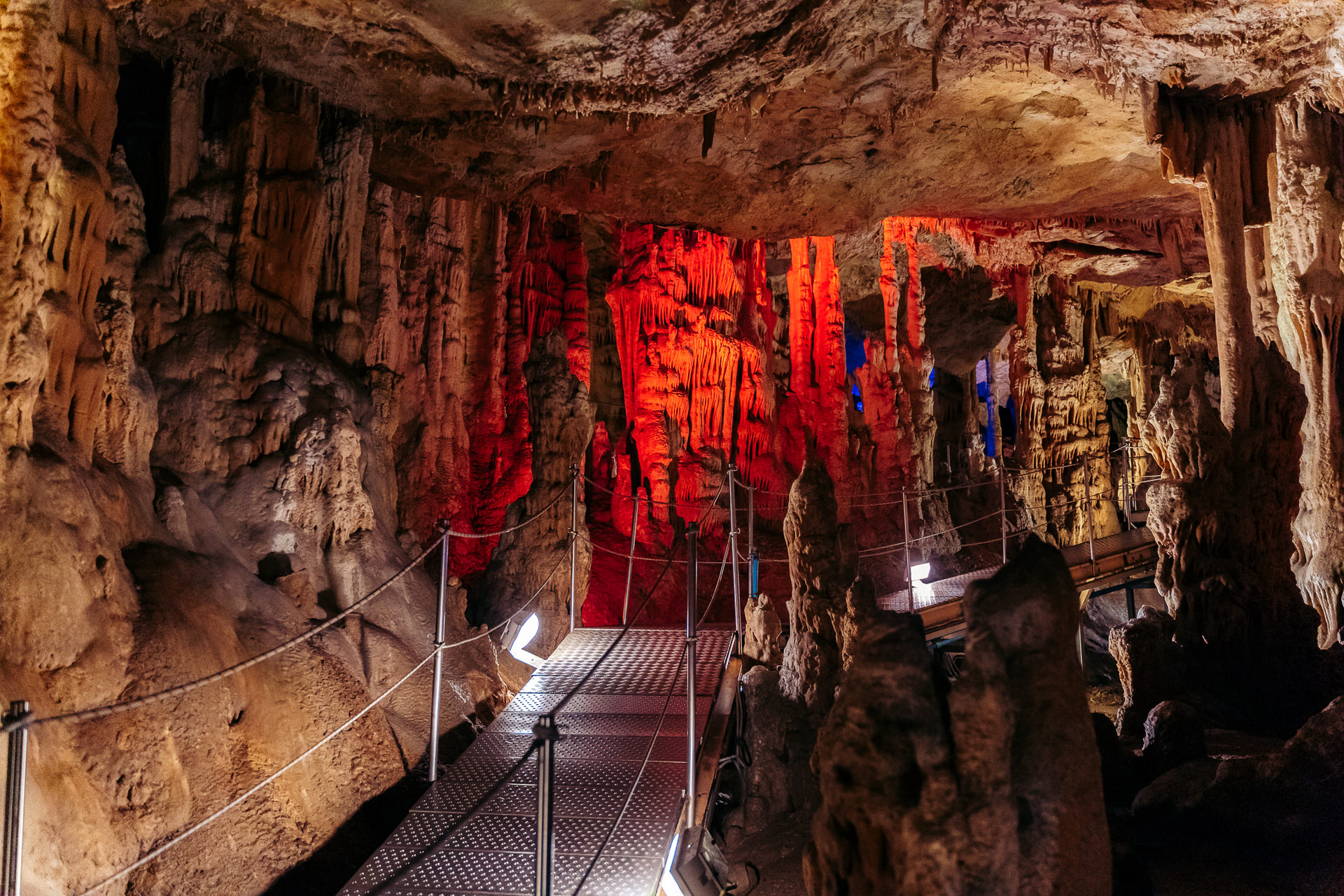 Σπήλαιο Σφενδόνη Ζωνιανών: Το travelgirl.gr σε ξεναγεί σε ένα από τα ωραιότερα σπήλαια της Ελλάδας