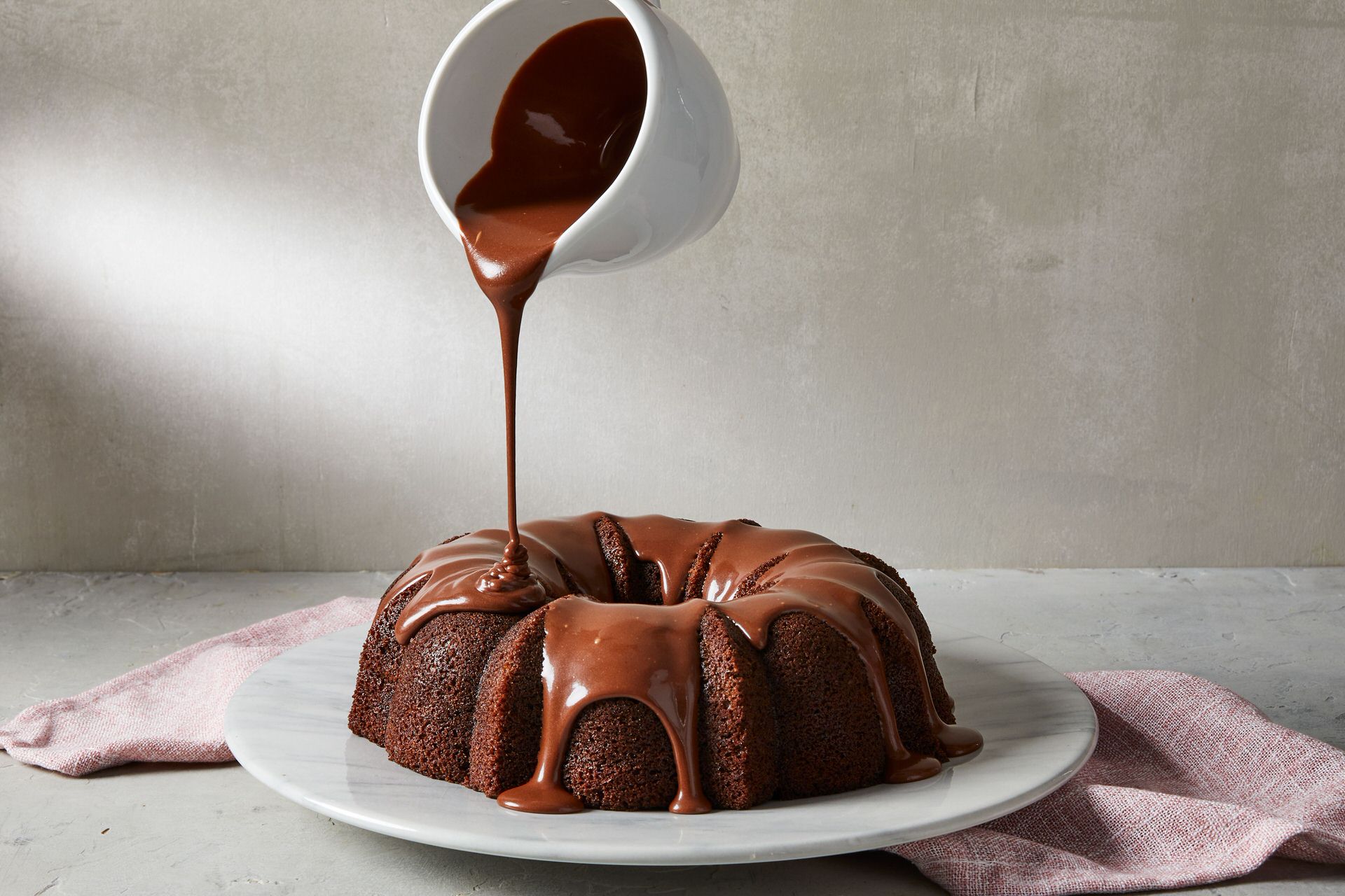 Συνταγή για κέικ με γλάσο σοκολάτας χωρίς μίξερ