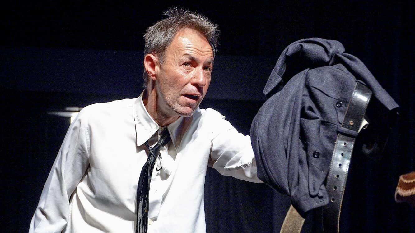 Αυτός και το παντελόνι του: Το Θέατρο της Ημέρας μετακομίζει στο Παρίσι για 10 παραστάσεις