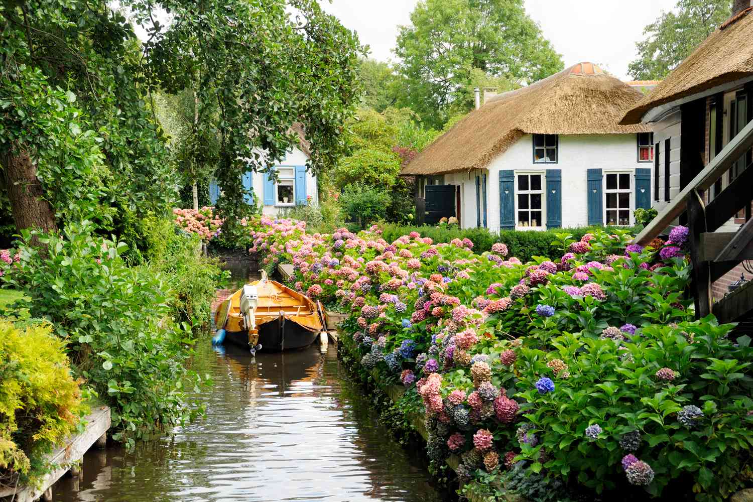 Giethoorn: Το χωριό της Ολλανδίας χωρίς δρόμους και αυτοκίνητα που αποκαλούν "Βενετία του Βορρά"