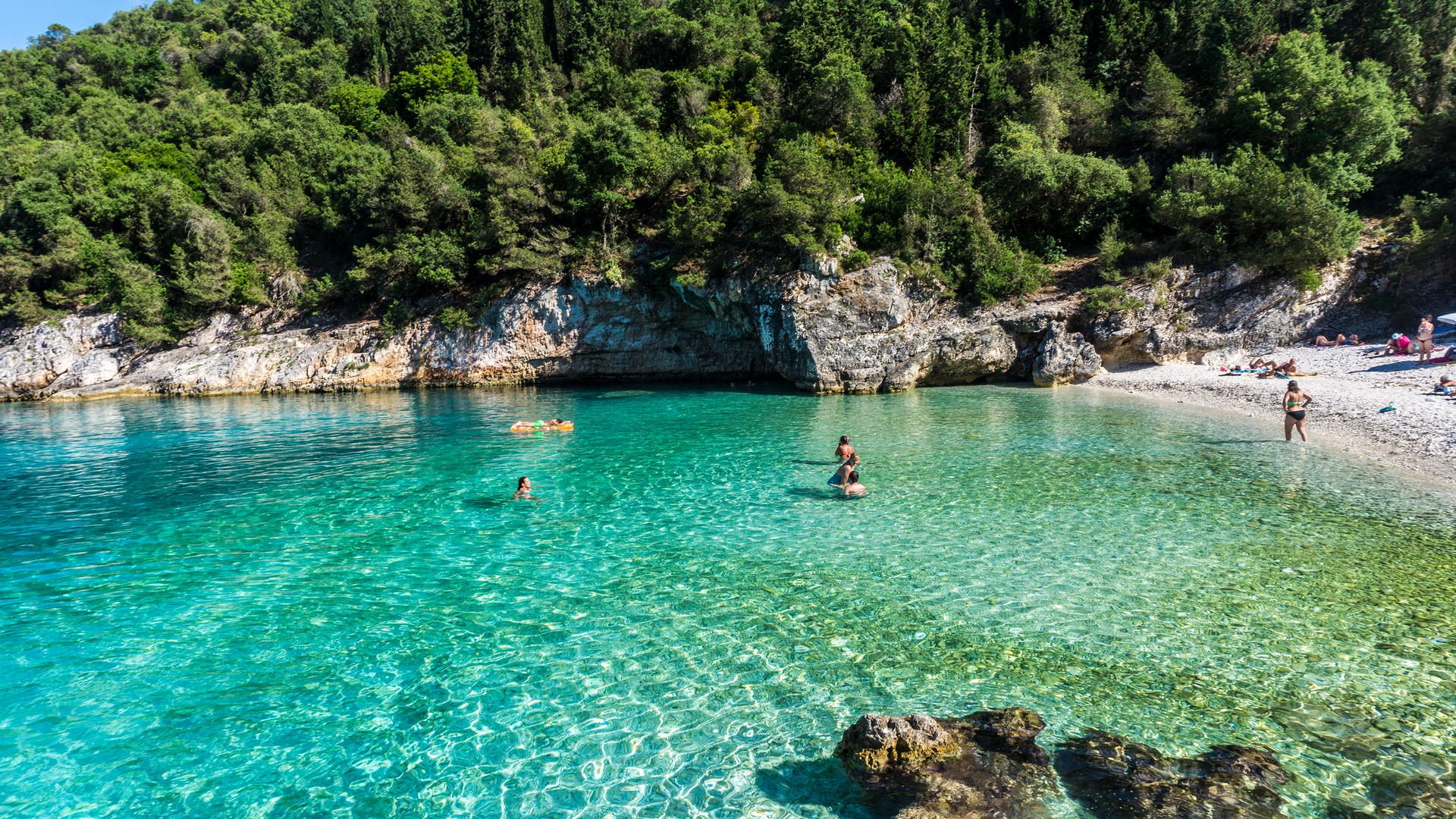 Κεφαλονιά: Το travelgirl.gr σου παρουσιάζει τις "άγνωστες" παραλίες του νησιούΠηγή φωτό: Shutterstock, travelgo.gr