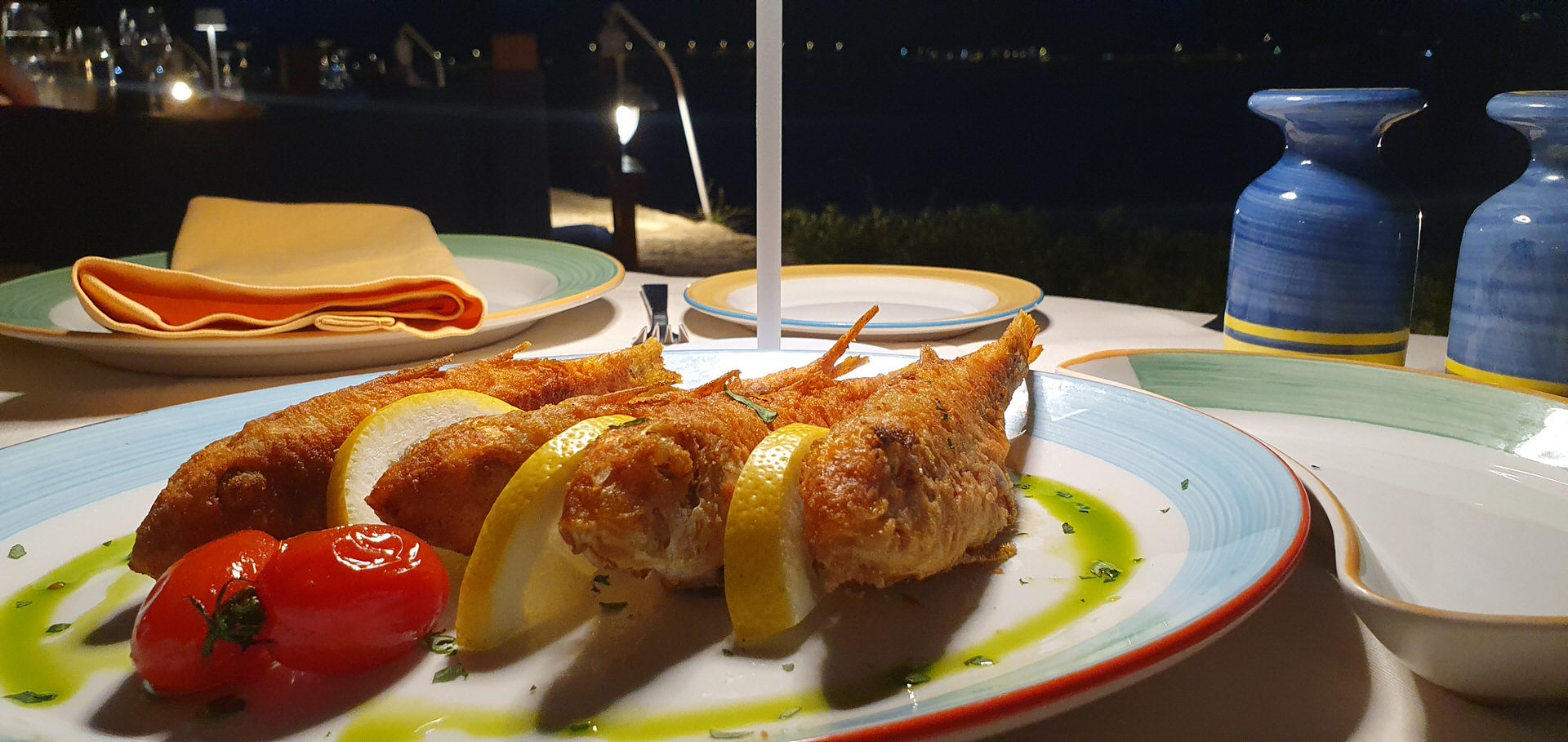 Το Ouzeri στο Grand Resort Lagonissi ξεχωρίζει για τα εκλεκτά ψάρια και πιάτα με θέα το απέραντο γαλάζιο