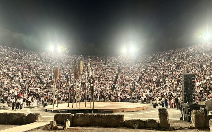 Οι Όρνιθες του Άρη Μπινιάρη απογειώθηκαν! Sold out και αποθέωση από 18.400 θεατές στην Επίδαυρο