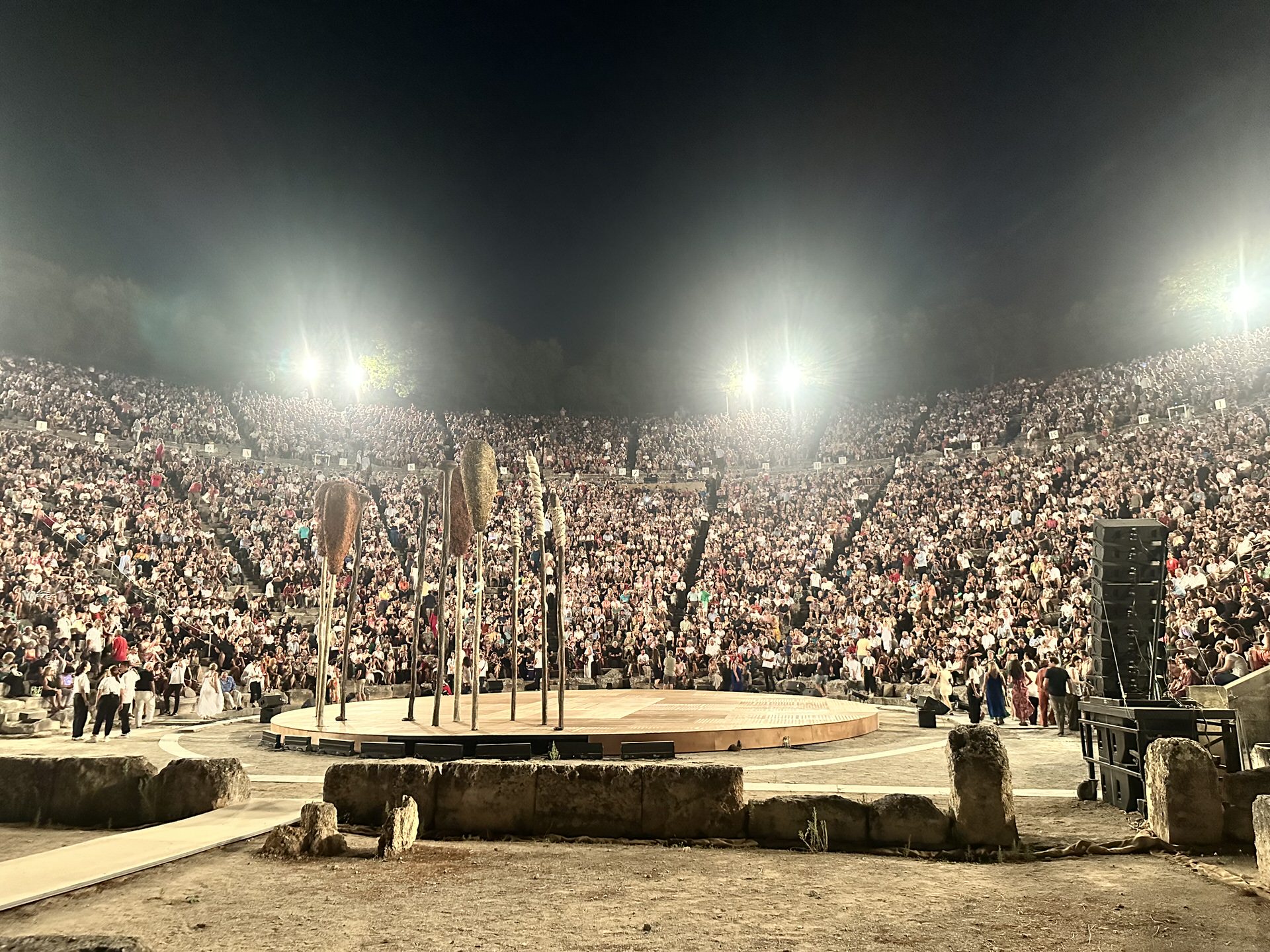 Οι Όρνιθες του Άρη Μπινιάρη απογειώθηκαν! Sold out και αποθέωση από 18.400 θεατές στην Επίδαυρο