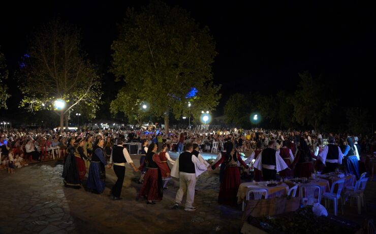 Χιλιάδες κόσμου και επώνυμες παρουσίες προσέλκυσε η ιστορική Γιορτή Κρασιού Αμπελώνα, που διοργάνωσε με απόλυτη επιτυχία ο Δήμος Τυρνάβου!