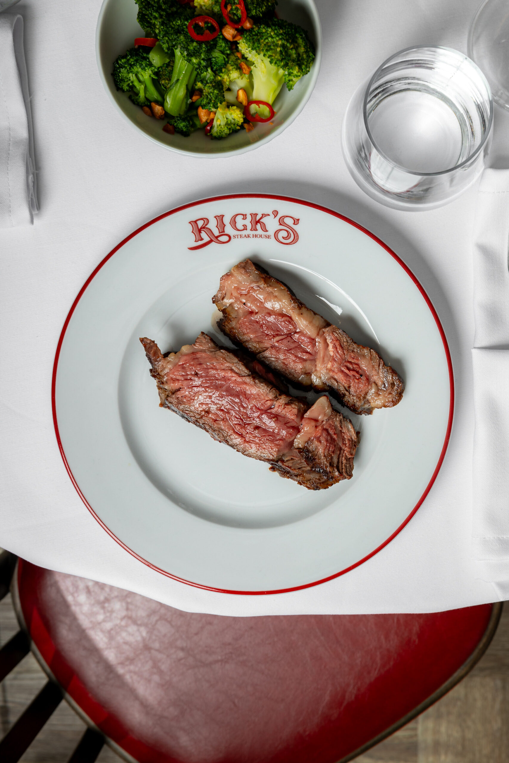 Rick’s: Το steakhouse της Κηφισιάς βγαλμένο από την ταινία "Casablanca" σε ταξιδεύει στην Αμερική